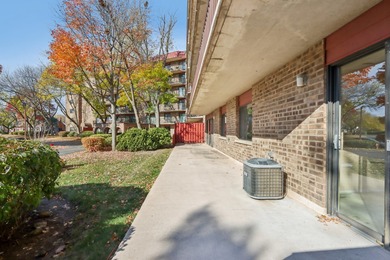 Enjoy comfort and control with this first-floor condo in on Twin Lakes Golf Course in Illinois - for sale on GolfHomes.com, golf home, golf lot