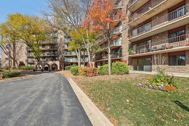 Enjoy comfort and control with this first-floor condo in on Twin Lakes Golf Course in Illinois - for sale on GolfHomes.com, golf home, golf lot