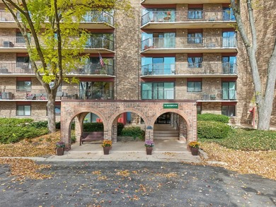 Enjoy comfort and control with this first-floor condo in on Twin Lakes Golf Course in Illinois - for sale on GolfHomes.com, golf home, golf lot