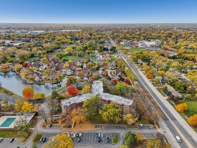 Enjoy comfort and control with this first-floor condo in on Twin Lakes Golf Course in Illinois - for sale on GolfHomes.com, golf home, golf lot