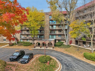 Enjoy comfort and control with this first-floor condo in on Twin Lakes Golf Course in Illinois - for sale on GolfHomes.com, golf home, golf lot