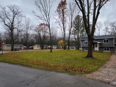 Spacious bi-level that has been fully renovated inside and out on Twin Birch Golf Club in Michigan - for sale on GolfHomes.com, golf home, golf lot