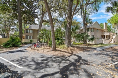 This charming two bedroom, two bath villa offers the perfect on Shipyard Golf Club in South Carolina - for sale on GolfHomes.com, golf home, golf lot