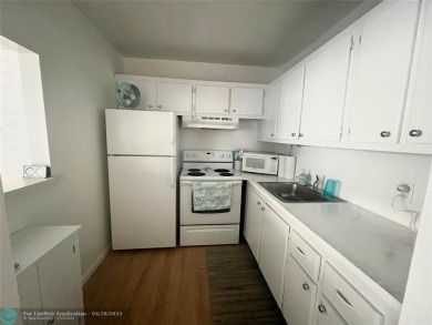 CUTE AS A BUTTON! CHARMING SECOND FLOOR 1 BEDROOM, 1 BATH CONDO on Hillsboro Pines Golf in Florida - for sale on GolfHomes.com, golf home, golf lot
