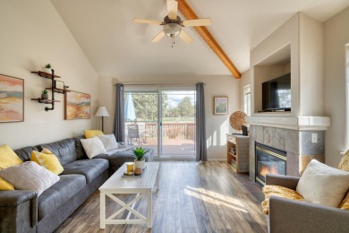 Discover the essence of Eagle Crest in this inviting corner unit on Eagle Crest Golf Resort - Resort Course in Oregon - for sale on GolfHomes.com, golf home, golf lot