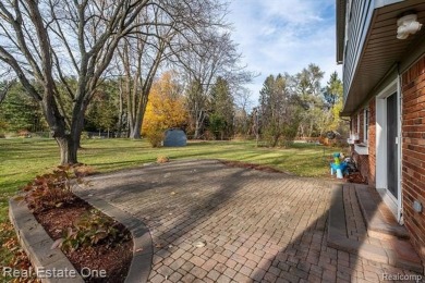 BEAUTIFULLY UPDATED SPACIOUS 4 BEDROOM, 2.5 BATH HOME ON AN on Silver Lake Golf Club in Michigan - for sale on GolfHomes.com, golf home, golf lot