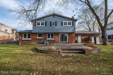 BEAUTIFULLY UPDATED SPACIOUS 4 BEDROOM, 2.5 BATH HOME ON AN on Silver Lake Golf Club in Michigan - for sale on GolfHomes.com, golf home, golf lot