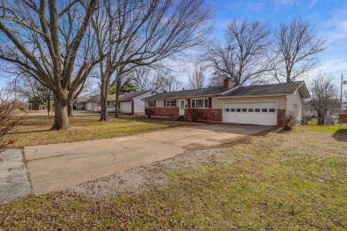 Beautifully renovated and perfectly located near Horton Smith on Horton Smith Golf Course in Missouri - for sale on GolfHomes.com, golf home, golf lot