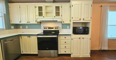 Furnished, spacious 2 bedroom 2 bath home in 55 + Resort style on Zephyrhills Municipal Golf Course in Florida - for sale on GolfHomes.com, golf home, golf lot