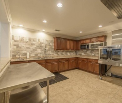 Furnished, spacious 2 bedroom 2 bath home in 55 + Resort style on Zephyrhills Municipal Golf Course in Florida - for sale on GolfHomes.com, golf home, golf lot