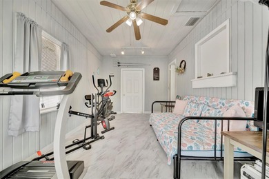 Charming fully furnished Bradenton home featuring 2 bedrooms, 1 on Bradenton Country Club in Florida - for sale on GolfHomes.com, golf home, golf lot