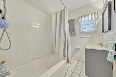 Charming fully furnished Bradenton home featuring 2 bedrooms, 1 on Bradenton Country Club in Florida - for sale on GolfHomes.com, golf home, golf lot