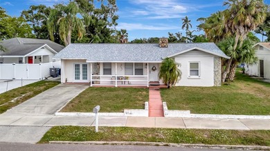 Charming fully furnished Bradenton home featuring 2 bedrooms, 1 on Bradenton Country Club in Florida - for sale on GolfHomes.com, golf home, golf lot