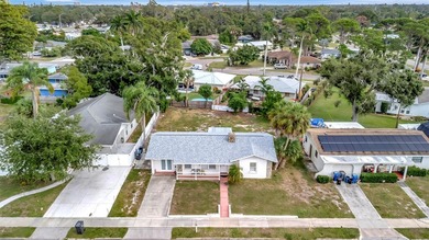 Charming fully furnished Bradenton home featuring 2 bedrooms, 1 on Bradenton Country Club in Florida - for sale on GolfHomes.com, golf home, golf lot