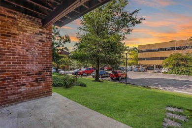 Welcome to this inviting ground-level condo located in the heart on Creve Coeur Golf Course in Missouri - for sale on GolfHomes.com, golf home, golf lot