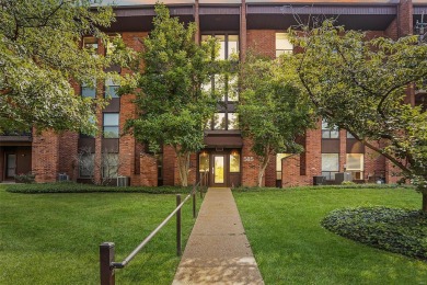 Welcome to this inviting ground-level condo located in the heart on Creve Coeur Golf Course in Missouri - for sale on GolfHomes.com, golf home, golf lot