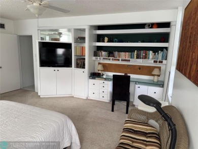 Convenient first floor unit condo in the tropical Palm Aire on Palm-Aire Country Club and Resort - The Oaks in Florida - for sale on GolfHomes.com, golf home, golf lot