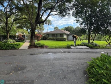 Convenient first floor unit condo in the tropical Palm Aire on Palm-Aire Country Club and Resort - The Oaks in Florida - for sale on GolfHomes.com, golf home, golf lot