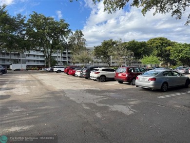 Convenient first floor unit condo in the tropical Palm Aire on Palm-Aire Country Club and Resort - The Oaks in Florida - for sale on GolfHomes.com, golf home, golf lot