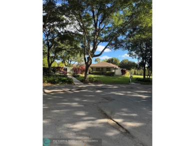 Convenient first floor unit condo in the tropical Palm Aire on Palm-Aire Country Club and Resort - The Oaks in Florida - for sale on GolfHomes.com, golf home, golf lot