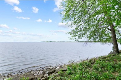 Welcome to your own slice of paradise on Lake Koshkonong! This on Koshkonong Mounds Country Club in Wisconsin - for sale on GolfHomes.com, golf home, golf lot