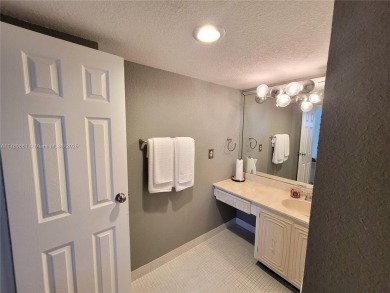 Welcome to your cozy 2-Bedroom, 2-Bathroom unit, located on the on Inverrary Country Club in Florida - for sale on GolfHomes.com, golf home, golf lot