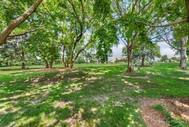 Beautiful 2 Story 2 bedroom +Loft , 2.5 Bath, 2 car garage END on Poplar Creek Country Club in Illinois - for sale on GolfHomes.com, golf home, golf lot