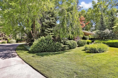 Exceptional Rancher in coveted Manito Place luxury gated on Manito Golf and Country Club in Washington - for sale on GolfHomes.com, golf home, golf lot