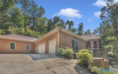 This spacious 5,233 sq. ft. home offers 5 bedrooms/ 4.5 baths in on Heritage Green  Golf Course in Alabama - for sale on GolfHomes.com, golf home, golf lot