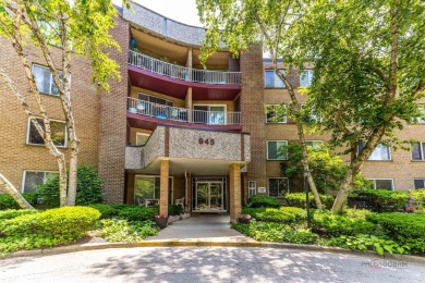 Great Location - Don't Miss Out!  Located near Route 53, this on Twin Lakes Golf Course in Illinois - for sale on GolfHomes.com, golf home, golf lot