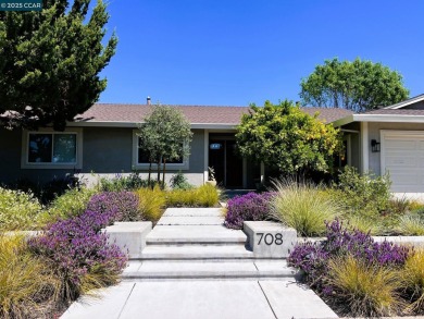 Offers by 10am, Wed, 6/4. Beautiful single-level home on Boundary Oak Golf Course in California - for sale on GolfHomes.com, golf home, golf lot