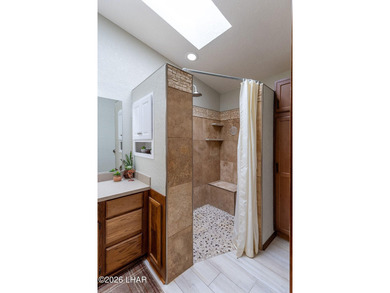 Welcome to this beautifully maintained 1,630 sq ft 2 bed, 2 bath on London Bridge Golf Course in Arizona - for sale on GolfHomes.com, golf home, golf lot