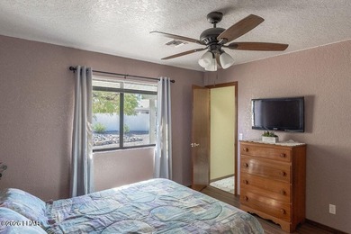 Welcome to this beautifully maintained 1,630 sq ft 2 bed, 2 bath on London Bridge Golf Course in Arizona - for sale on GolfHomes.com, golf home, golf lot