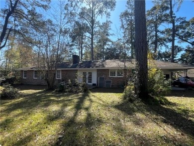 1 story brick home on almost 3/4 acre lot in demand Country Club on Covington Country Club in Louisiana - for sale on GolfHomes.com, golf home, golf lot