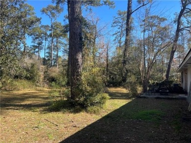 1 story brick home on beautiful lot in demand Country Club on Covington Country Club in Louisiana - for sale on GolfHomes.com, golf home, golf lot