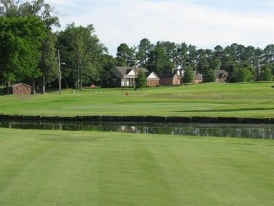 1 story brick home on almost 3/4 acre lot in demand Country Club on Covington Country Club in Louisiana - for sale on GolfHomes.com, golf home, golf lot