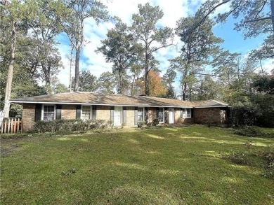 1 story brick home on beautiful lot in demand Country Club on Covington Country Club in Louisiana - for sale on GolfHomes.com, golf home, golf lot