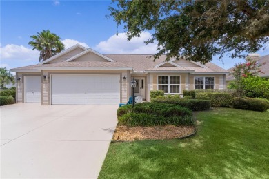 ~CORNER LOT~ ~GC GARAGE~ ~GRANITE COUNTERTOPS~ ~PRIVACY SHRUBS~ on The Links of Spruce Creek in Florida - for sale on GolfHomes.com, golf home, golf lot