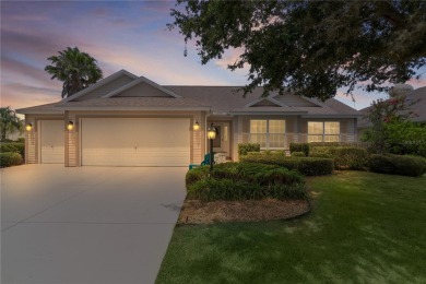 ~CORNER LOT~ ~GC GARAGE~ ~GRANITE COUNTERTOPS~ ~PRIVACY SHRUBS~ on The Links of Spruce Creek in Florida - for sale on GolfHomes.com, golf home, golf lot