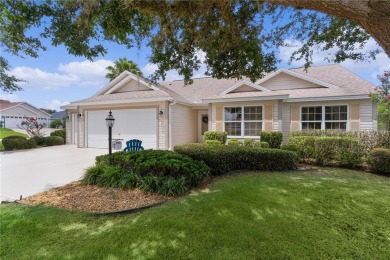 ~CORNER LOT~ ~GC GARAGE~ ~GRANITE COUNTERTOPS~ ~PRIVACY SHRUBS~ on The Links of Spruce Creek in Florida - for sale on GolfHomes.com, golf home, golf lot