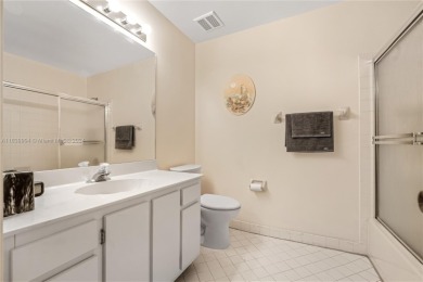 Beautiful townhome in the best location in Doral, access to on Jim McLean Signature Course in Florida - for sale on GolfHomes.com, golf home, golf lot