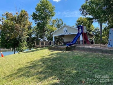 Welcome to Tega Cay!
This wonderful home features 3 bedrooms, 2 on Tega Cay Golf Club in South Carolina - for sale on GolfHomes.com, golf home, golf lot