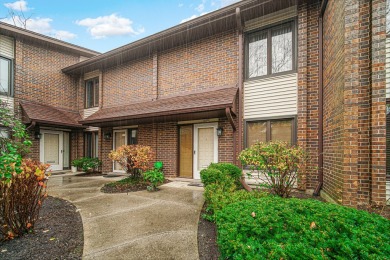 Meticulously maintained 2-bedroom PLUS loft townhome located in on Bob-O-Link Golf Club in Illinois - for sale on GolfHomes.com, golf home, golf lot