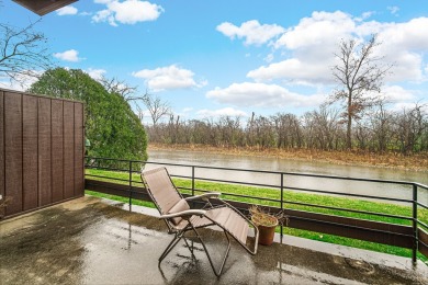 Meticulously maintained 2-bedroom PLUS loft townhome located in on Bob-O-Link Golf Club in Illinois - for sale on GolfHomes.com, golf home, golf lot