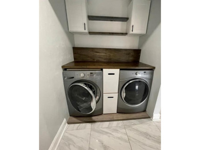 Beautiful 2 bedroom 2 bath Villa with 1 car garage and laundry on Colony West Country Club in Florida - for sale on GolfHomes.com, golf home, golf lot