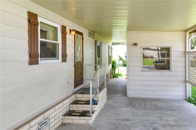 Well-maintained 2-bedroom, 2-bath manufactured home located in on Zellwood Station Country Club in Florida - for sale on GolfHomes.com, golf home, golf lot