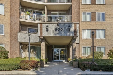 TERRIFFIC 2 BEDROOM 2 BATH FIRST FLOOR CORNER UNIT WITH PRIVATE on Twin Lakes Golf Course in Illinois - for sale on GolfHomes.com, golf home, golf lot