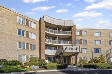 TERRIFFIC 2 BEDROOM 2 BATH FIRST FLOOR CORNER UNIT WITH PRIVATE on Twin Lakes Golf Course in Illinois - for sale on GolfHomes.com, golf home, golf lot