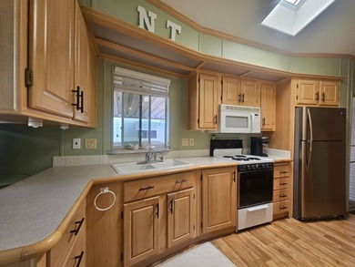 This meticulously maintained 2-bedroom, 2-bathroom home with a on Viewpoint Golf Resort in Arizona - for sale on GolfHomes.com, golf home, golf lot