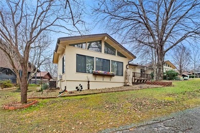 Welcome to 30 Melinda Lane! This beautifully updated and on Bella Vista - Metfield Golf Complex and Country Club in Arkansas - for sale on GolfHomes.com, golf home, golf lot